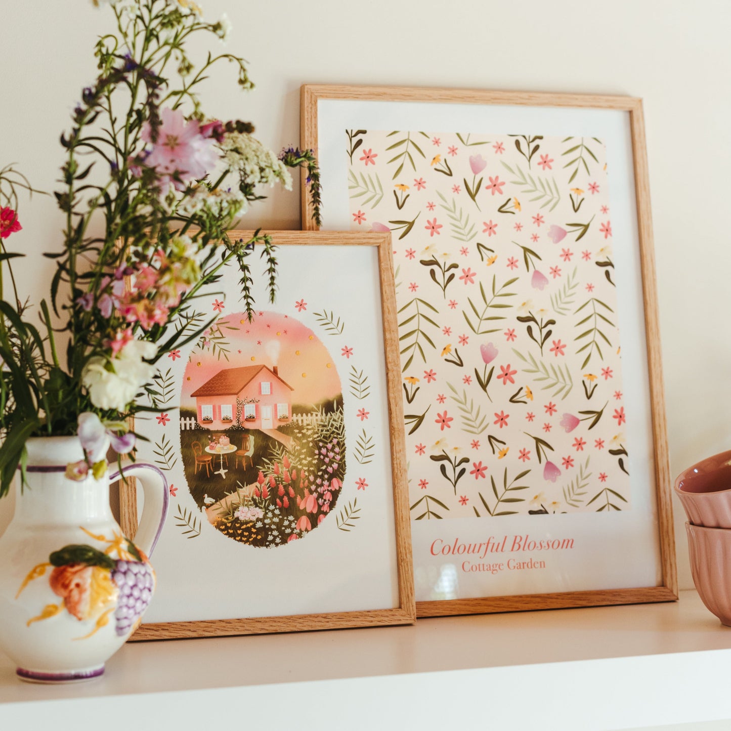 twee posters met bloemenprint in de kleuren beige en roze
