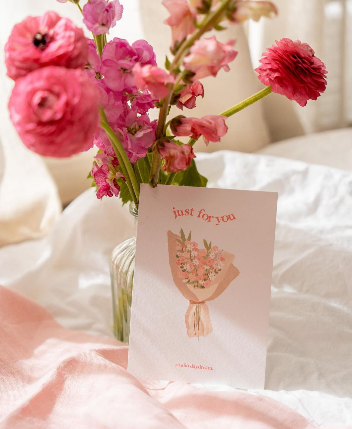 Studio Daydream wenskaart 'just for you' met boeketillustratie en roze bloemen in een vaas.